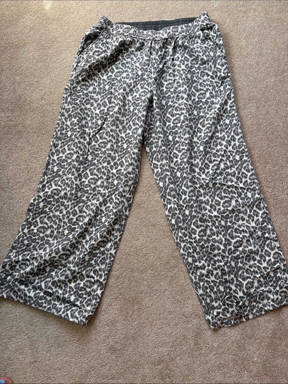Relaxed Wide-Leg Leopard Print Pajama Pants - Gray/White